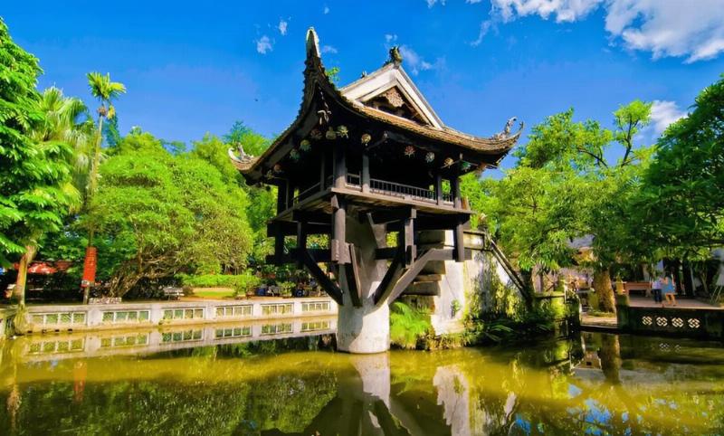 Hình ảnh một đồng tiền xu Trung Quốc cổ (hình tròn, lỗ vuông) với hình ảnh chạm khắc hoặc vẽ một con dơi đang bay gần đó. Biểu tượng kết hợp giữa “Phúc” (dơi) và “Lộc/Tài” (tiền xu cổ) để thể hiện ý nghĩa Phúc Lộc, may mắn về tiền bạc.